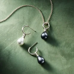 The Metropolitan Museum of Art Earrings*Venus Pearl Silver Drop Earrings, Black/White